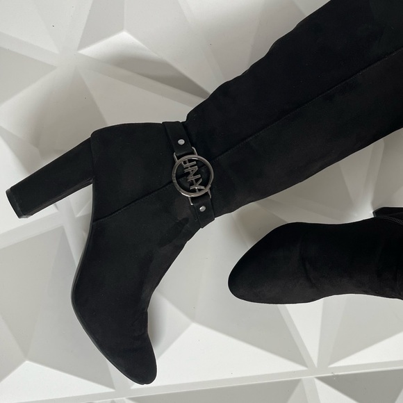 Chic Black Heeled Boots with Logo Accent 📦% - Picture 4 of 7